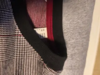 Camiseta de cuadros gris y roja