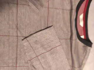 Camiseta de cuadros gris y roja