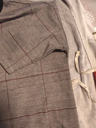 Camiseta de cuadros gris y roja