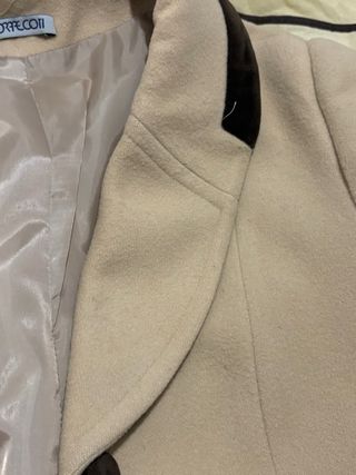 Abrigo largo mujer beige con detalles en marrón