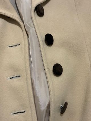 Abrigo largo mujer beige con detalles en marrón