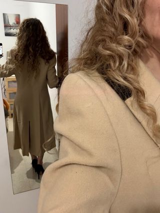 Abrigo largo mujer beige con detalles en marrón