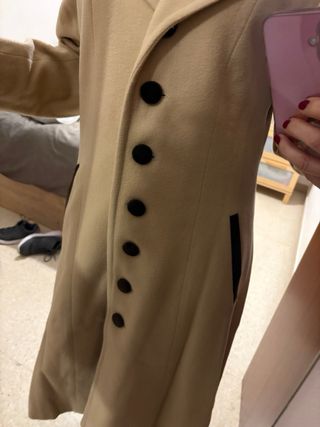 Abrigo largo mujer beige con detalles en marrón