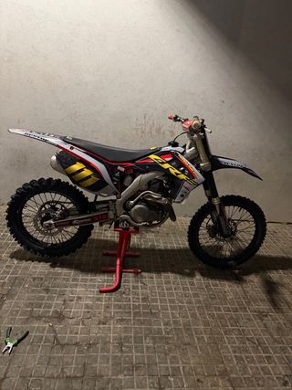 Honda Motocross Roja y Amarilla año 2013 450