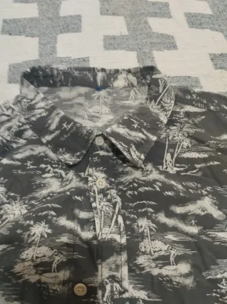 Camisa Estampada Palmeras Gris y Blanca