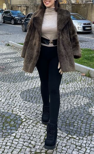 Abrigo de pelo marrón y gris