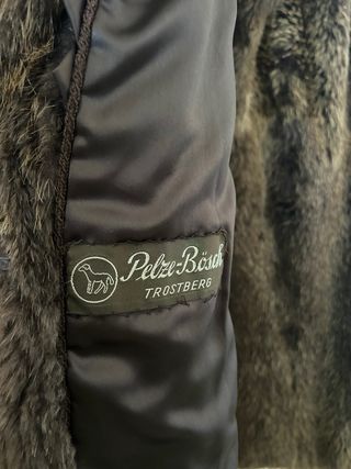 Abrigo de pelo marrón y gris