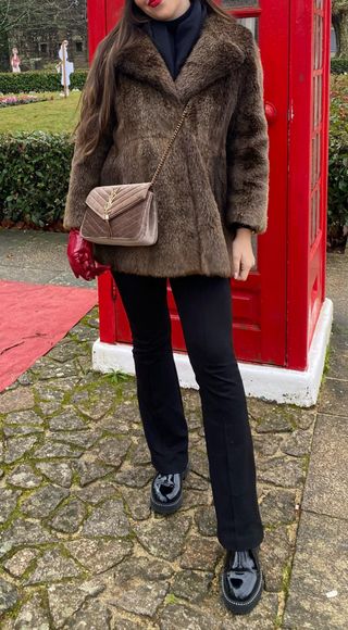 Abrigo de pelo marrón y gris