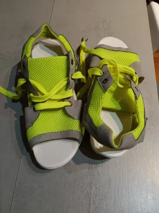 Sandalias Shein grises y verdes lima