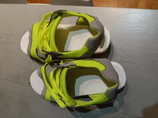 Sandalias Shein grises y verdes lima