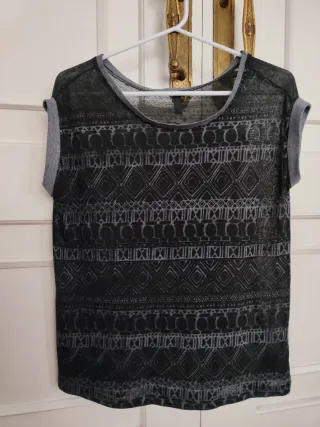 Camiseta estampada gris y negra