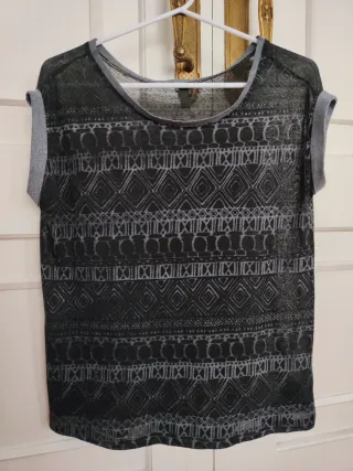 Camiseta estampada gris y negra