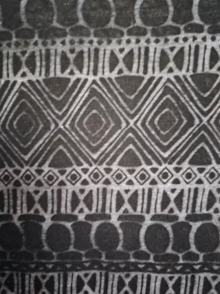 Camiseta estampada gris y negra