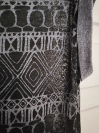 Camiseta estampada gris y negra