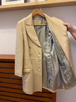 Abrigo de cuero beige mujer