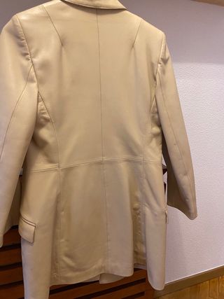 Abrigo de cuero beige mujer