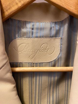 Abrigo de cuero beige mujer