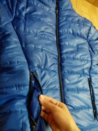 Chaqueta acolchada azul con capucha