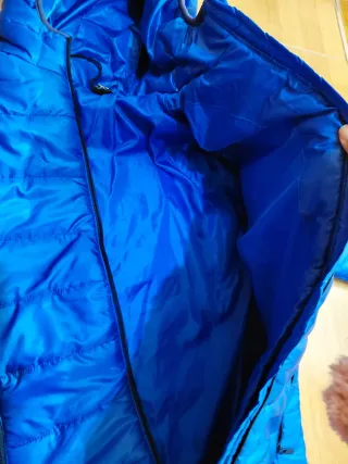 Chaqueta acolchada azul con capucha