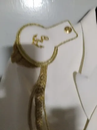 Traje de comunión blanco con detalles dorados