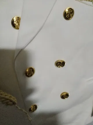 Traje de comunión blanco con detalles dorados