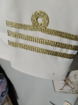 Traje de comunión blanco con detalles dorados