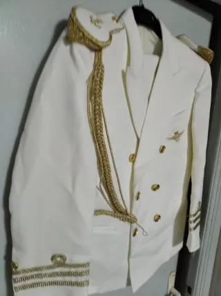 Traje de comunión blanco con detalles dorados