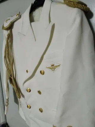 Traje de comunión blanco con detalles dorados