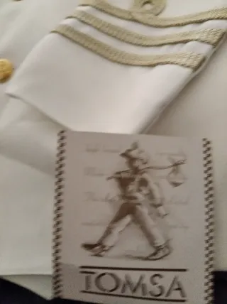 Traje de comunión blanco con detalles dorados