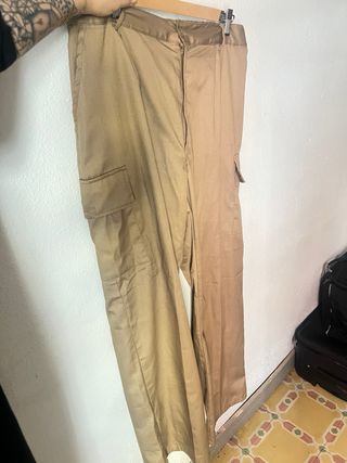 Pantalones cargo beige tiro recto