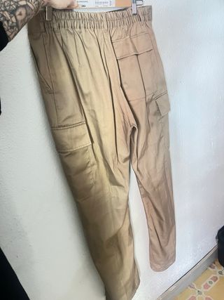 Pantalones cargo beige tiro recto