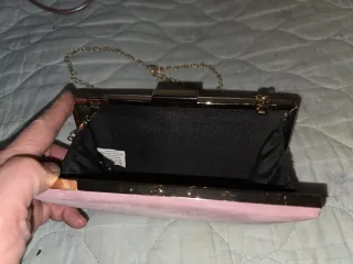 Bolso de mano rosa con cadena dorada