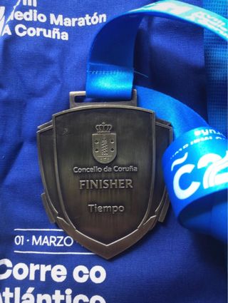 Medalla e camiseta Coruña 21