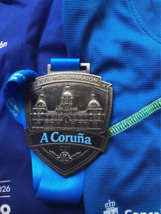 Medalla e camiseta Coruña 21