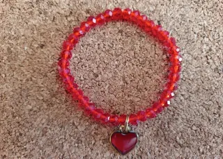 Braccialetto con ciondolo a cuore rosso