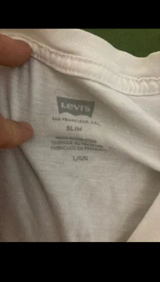 Thsirt Levis White small logo