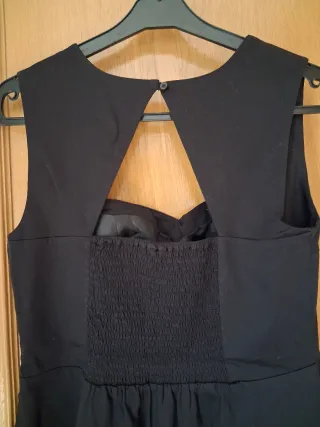 Vestido negro escote corazón falda vuelo