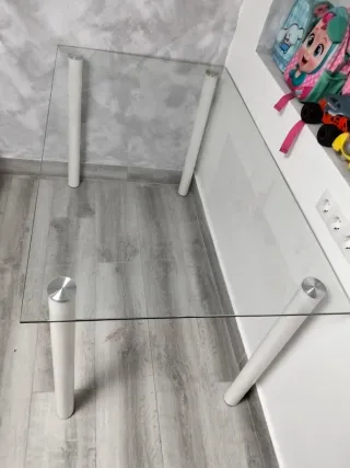 Mesa de cristal con patas blancas
