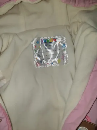 Mono de bebé rosa con perrito