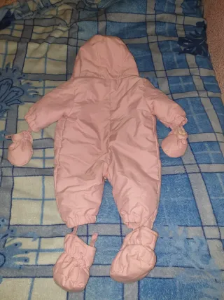 Mono de bebé rosa con perrito