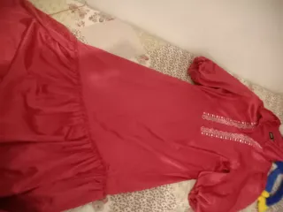 Abaya  Vestido rojo con adornos plateados rosa fuc