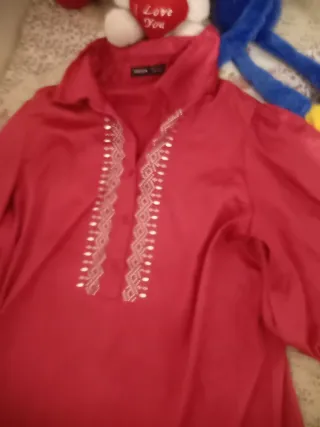 Abaya  Vestido rojo con adornos plateados rosa fuc