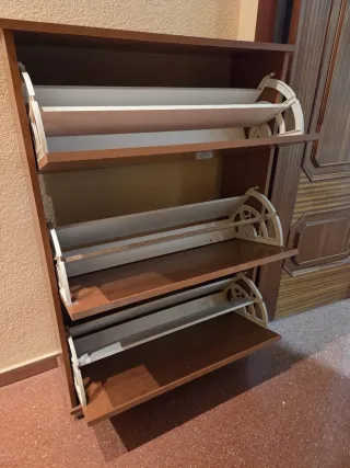 Zapatero de madera marrón