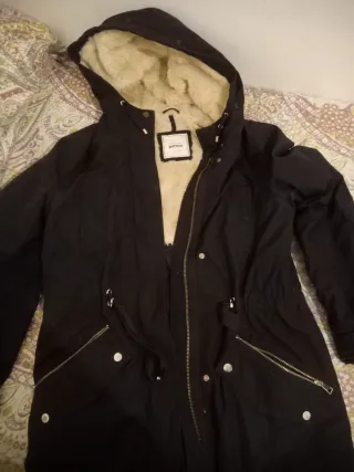 Parka negra con capucha forrada