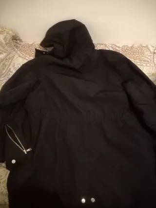 Parka negra con capucha forrada