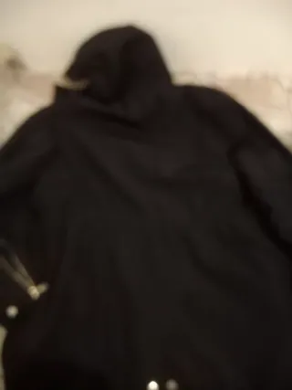 Parka negra con capucha forrada