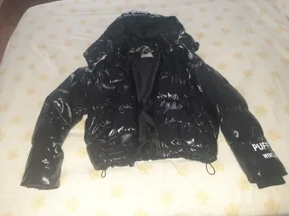 Cazadora Stradivarius brillante negra