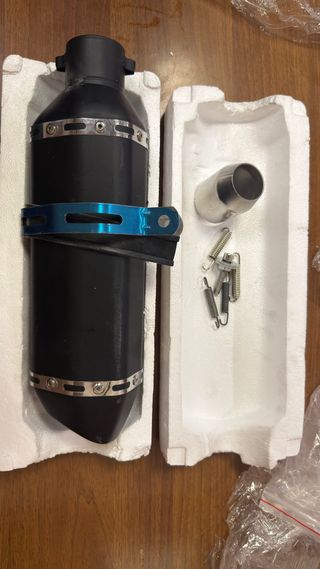 Escape de moto negro y plateado