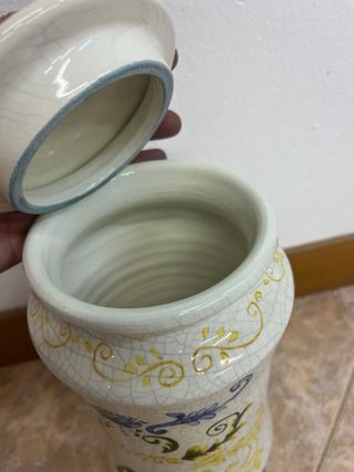 Tarro de cerámica decorado