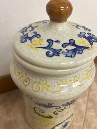 Tarro de cerámica decorado